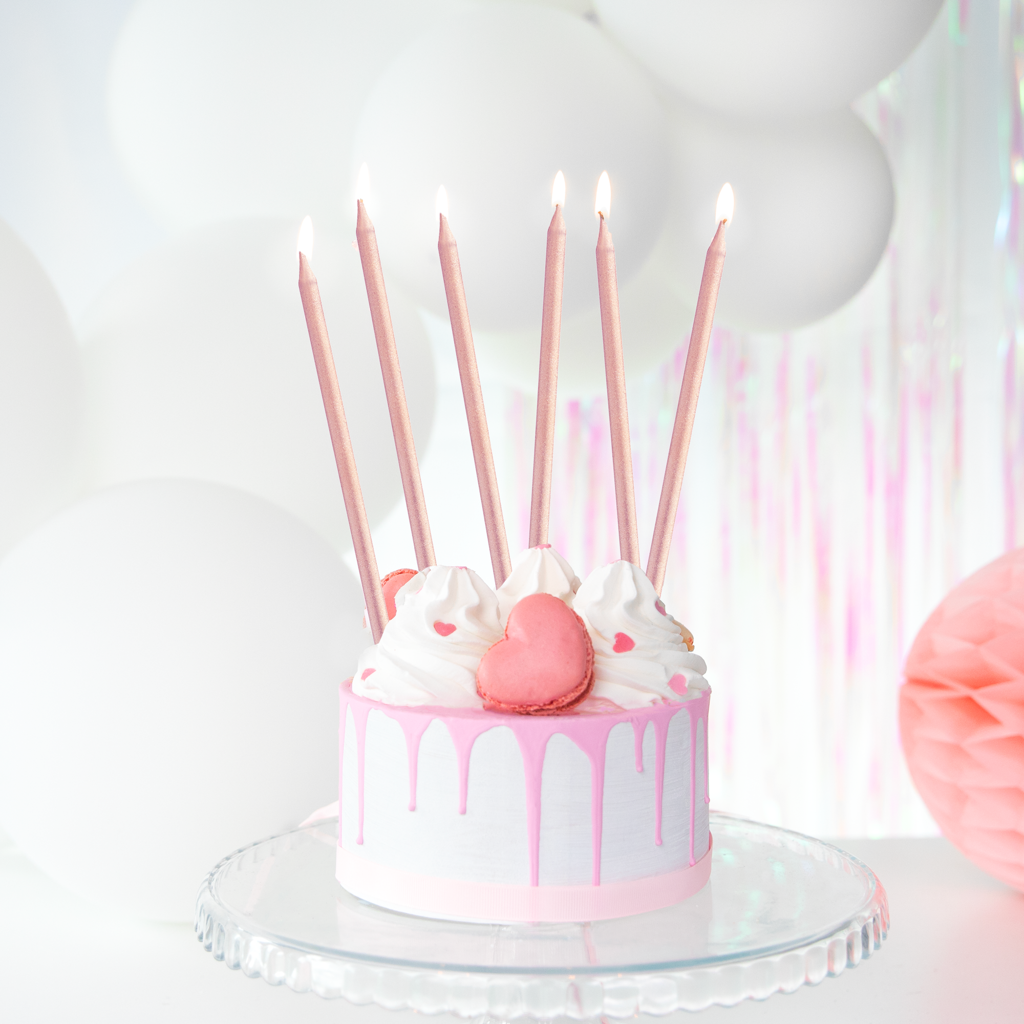 różowe świeczki urodzinowe na tort